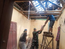 Babinsa Kesenden Dampingi Pembongkaran Rumah Warga dalam Program Rutilahu 2025