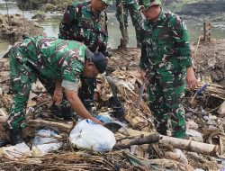 Kodim 0620/Kab. Cirebon Gelar Bakti Teritorial Pembersihan Sungai di Desa Battembat dalam Rangka HUT TNI ke-80