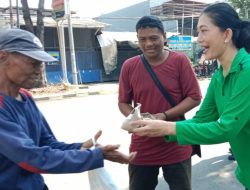 Persit KCK Cab. XXV Kodim 0614/Kota Cirebon Gelar Jum’at Berkah, Bagikan Nasi Kemasan di Jalan Pemuda