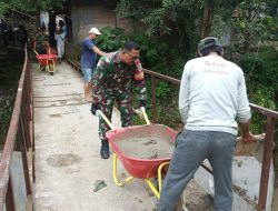 Peduli Pembangunan Infrastruktur, Babinsa Argasunya Pantau Progres Percepatan Pembangunan Jembatan.
