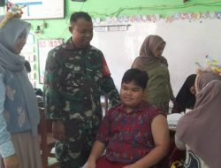 Pendampingan Imunisasi Campak–Rubela Oleh Babinsa Kebon Baru.