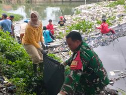 Kurangi Resiko Banjir, Babinsa dan Lurah Terjun ke Sungai.