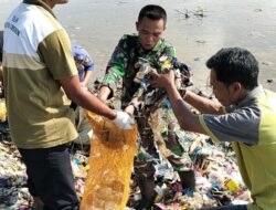 Kodim 0614/Kota Cirebon Gelar Karya Bakti Bersih-Bersih Pantai di Pesisir Kesenden