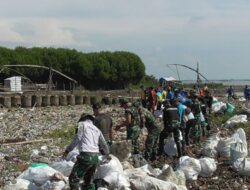 Kodim 0614/Kota Cirebon Bersama BBWS Gelar Aksi Bersih Pantai di Pesisir Kesenden.