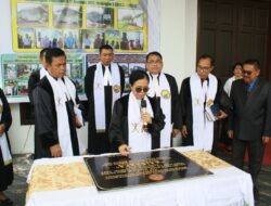 Ketua Umum Majelis Sinode Gereja Kalimantan Evangelis Meresmikàn dan Mentahbiskan Gedung Gereja Kaisarea. 