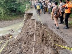 Babinsa Argasunya Monitoring Kunjungan Wali Kota Cirebon Tinjau Jalan Longsor di Lebakngok