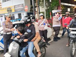 Satlantas Polres Kuningan Bagikan Takjil Di Jalan Siliwangi