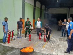Babinsa Lemahwungkuk Monitoring Pelatihan Pemadaman Kebakaran di Gereja GBI Calvary