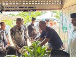 Dalam Rangkaian Kegiatan Bakti Sosial, Kepala Rutan Tanjung Pura Beserta Jajaran Juga Memberikan Santunan Secara Langsung Kepada Anak-anak Panti Asuhan Washliyah